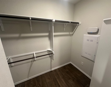 2709 Derwent Dr - Photo Thumbnail 8