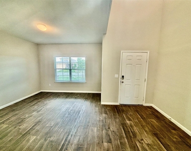 1905 Alamo Heights Ave - Photo Thumbnail 3