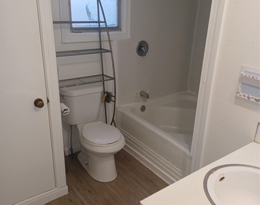 2808 Windsor Rd - Photo Thumbnail 10