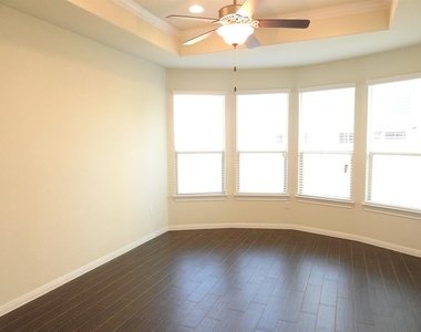 9903 Quercia Dr - Photo Thumbnail 8