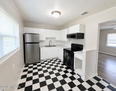 10415 Briarcliff Road E - Photo Thumbnail 3