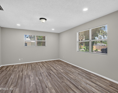 417 S Pine Avenue - Photo Thumbnail 6