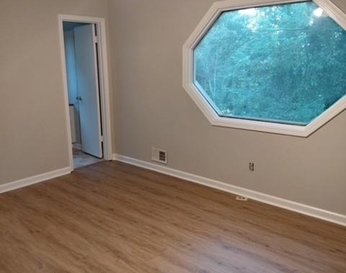 257 Castleair Drive Ne - Photo Thumbnail 13