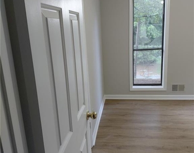 257 Castleair Drive Ne - Photo Thumbnail 11