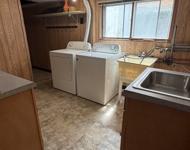 550 Laramie Avenue - Photo Thumbnail 17