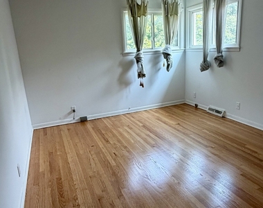 550 Laramie Avenue - Photo Thumbnail 7