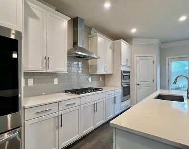 2061 Morrison Avenue - Photo Thumbnail 3