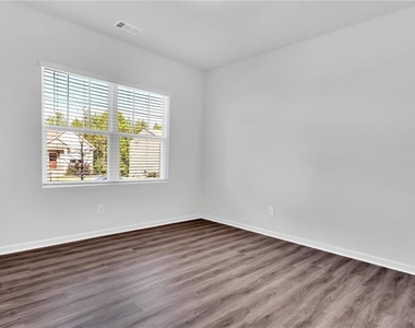 4855 Darby Drive - Photo Thumbnail 4