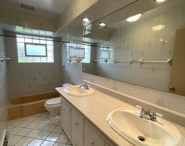 7150 N Crawford Avenue - Photo Thumbnail 10