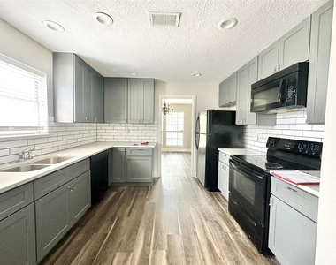 2523 Castle Place - Photo Thumbnail 8
