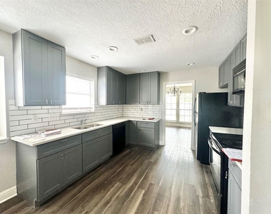 2523 Castle Place - Photo Thumbnail 7