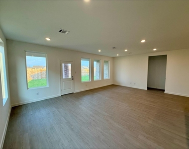 6427 Seafoam Lake Drive - Photo Thumbnail 9