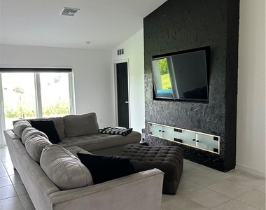 1912 Ne 2 Place - Photo Thumbnail 7