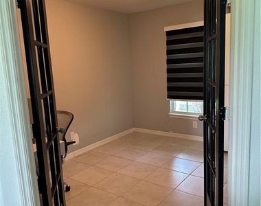 1912 Ne 2 Place - Photo Thumbnail 5