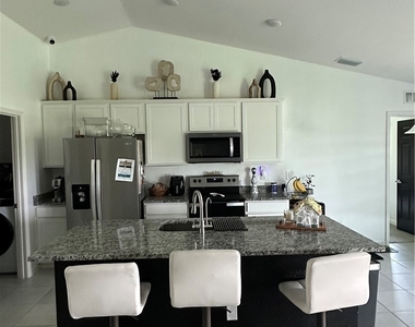 1912 Ne 2 Place - Photo Thumbnail 9