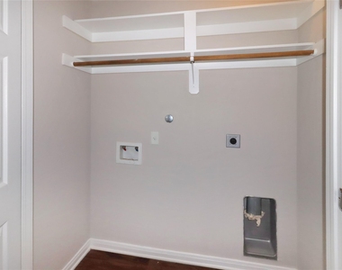 7406 Blue Jay Drive - Photo Thumbnail 8