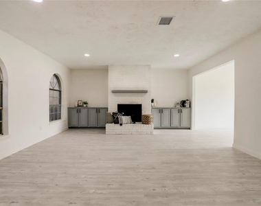 7926 Windy Creek Drive - Photo Thumbnail 11