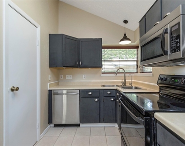 6903 Foxmont Lane - Photo Thumbnail 7