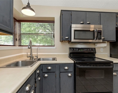 6903 Foxmont Lane - Photo Thumbnail 9