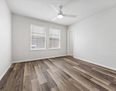 3328 Masters Point Drive - Photo Thumbnail 2