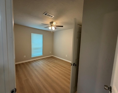 4706 N Wayside - Photo Thumbnail 3