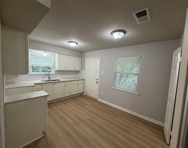 4706 N Wayside - Photo Thumbnail 7