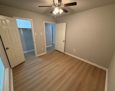 4706 N Wayside - Photo Thumbnail 9