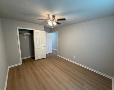 4706 N Wayside - Photo Thumbnail 4