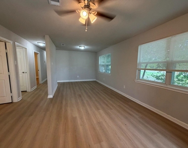 4706 N Wayside - Photo Thumbnail 2