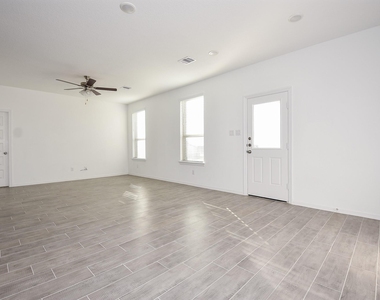 5715 Aurora Greens Lane - Photo Thumbnail 12