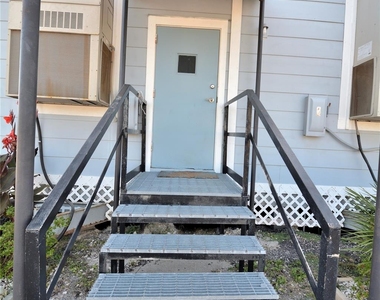 9224 1/2 A Canniff Street - Photo Thumbnail 3