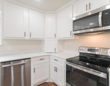 4913 Deerwood Circle - Photo Thumbnail 6