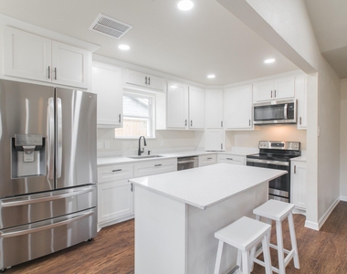 4913 Deerwood Circle - Photo Thumbnail 5