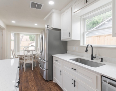 4913 Deerwood Circle - Photo Thumbnail 7