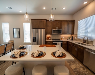 18302 Bayberry Heights Path - Photo Thumbnail 7