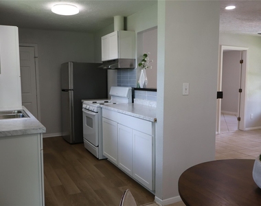 302 Delta Street - Photo Thumbnail 4