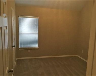 2411 Morgan Ridge Lane - Photo Thumbnail 10
