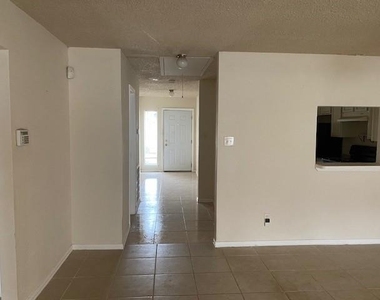 2142 Greenbriar Colony Drive - Photo Thumbnail 4