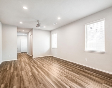 9304 Colonial Bent Court - Photo Thumbnail 9