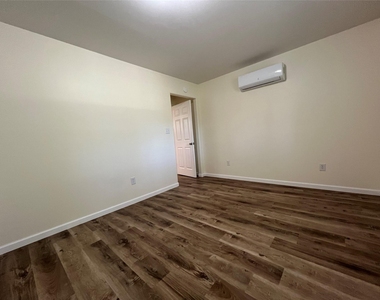 436 Shadywood Drive - Photo Thumbnail 8