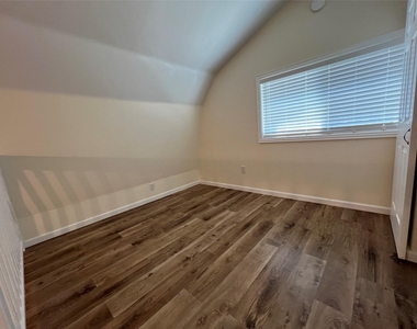 436 Shadywood Drive - Photo Thumbnail 11