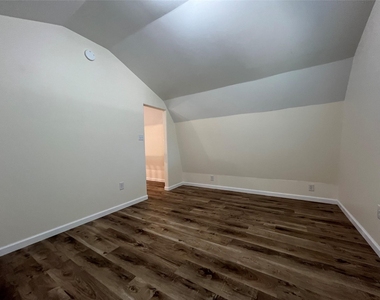 436 Shadywood Drive - Photo Thumbnail 10