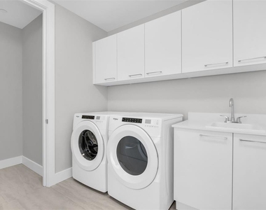275 1st Avenue S - Photo Thumbnail 3
