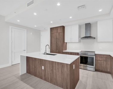 275 1st Avenue S - Photo Thumbnail 7