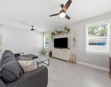1808 W Cluster Avenue - Photo Thumbnail 2