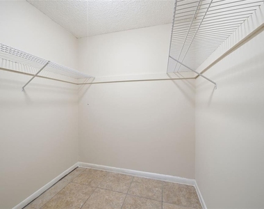 6314 Newtown Circle - Photo Thumbnail 4