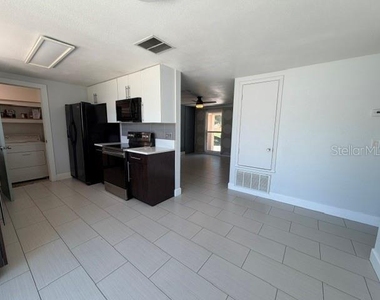 7904 Woodvine Circle - Photo Thumbnail 5