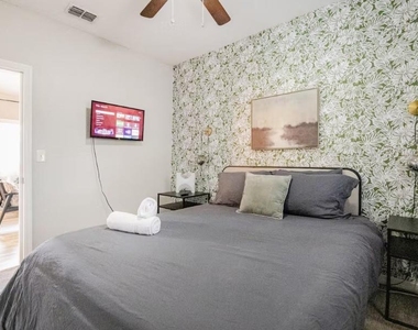 8311 N Newport Avenue - Photo Thumbnail 7