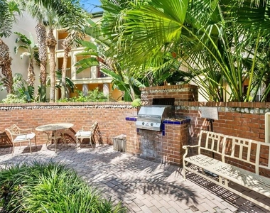 2440 W Horatio Street - Photo Thumbnail 30