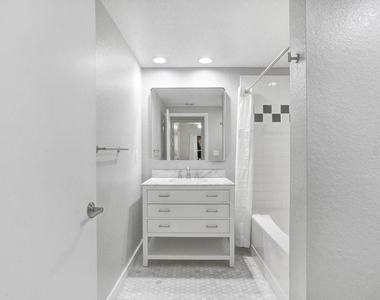 2440 W Horatio Street - Photo Thumbnail 20